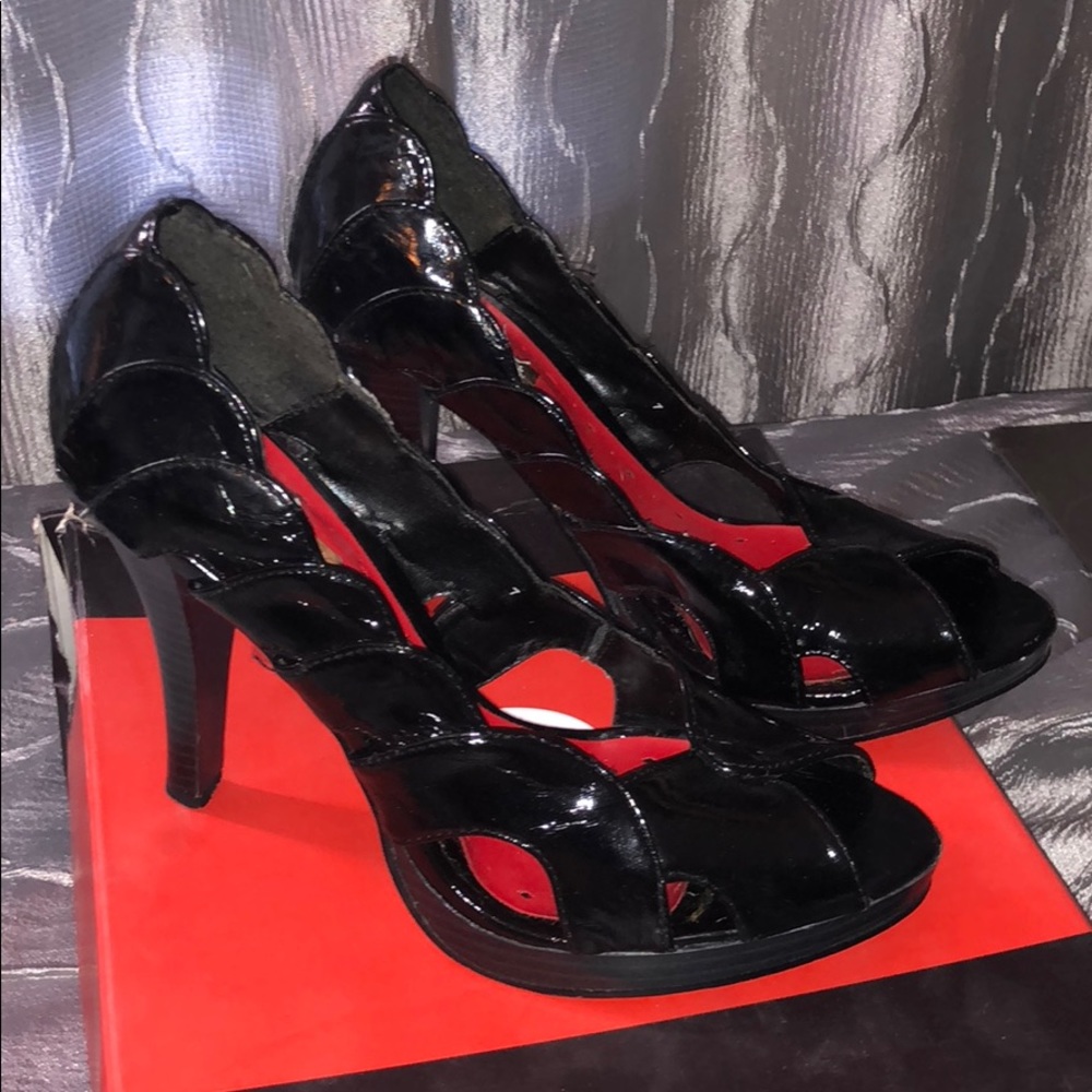 Black patent scalloped heel